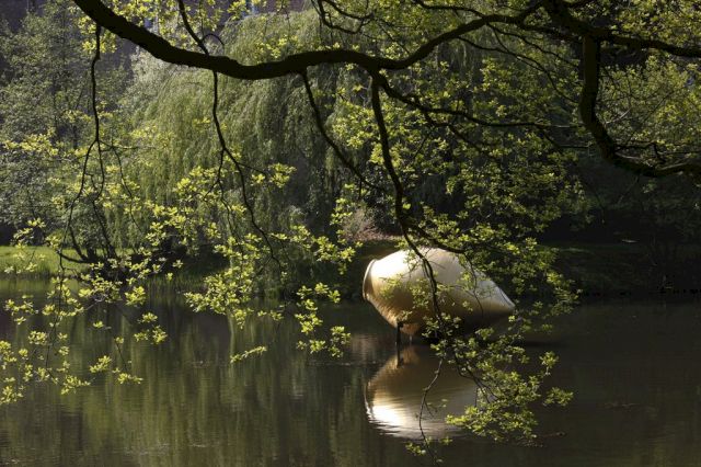 James Lee Byars, The Spinning Oracle from Delphi, 1986 © Estate James Lee Byars, Courtesy Galerie Michael Werner Märkisch Wilmersdorf, Cologne and New York; Photo: Stiftung Museum Schloss Moyland/Florian Monheim and Roman von Götz
